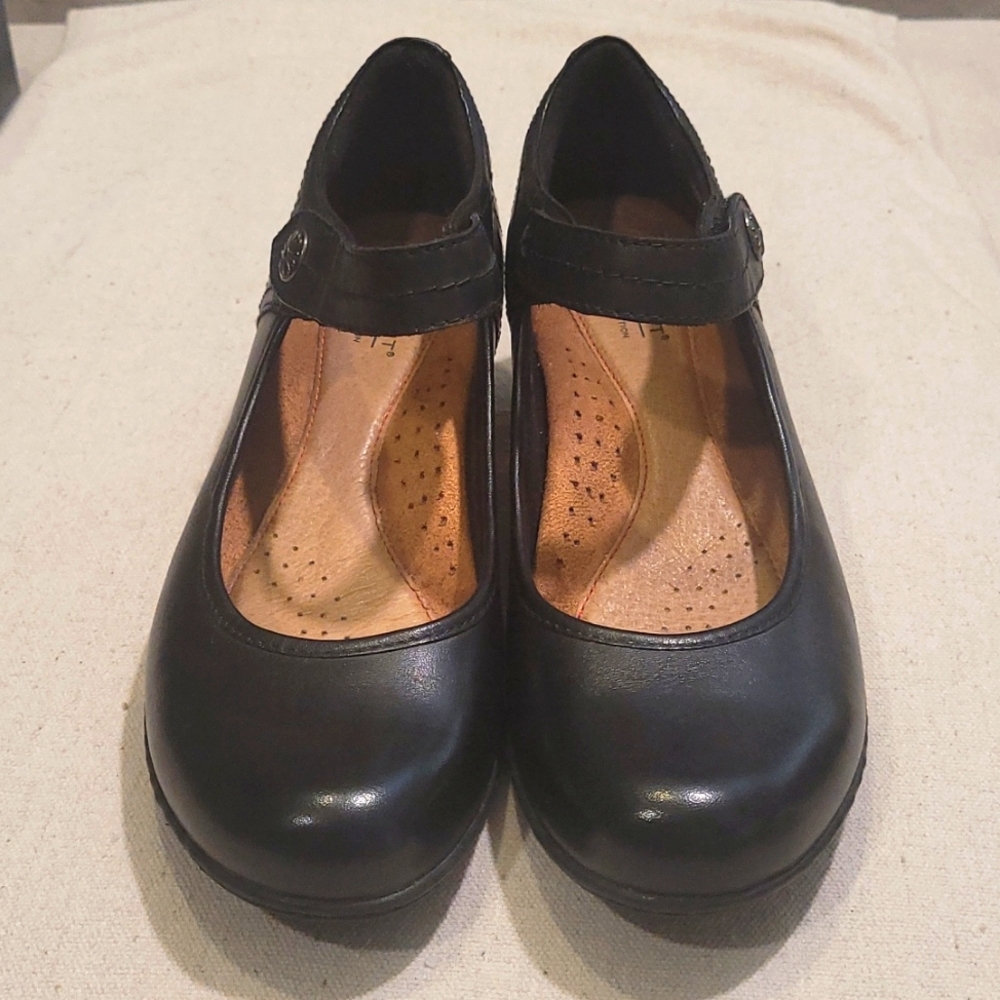 Rockport MaryJanes Size 8  New Condition